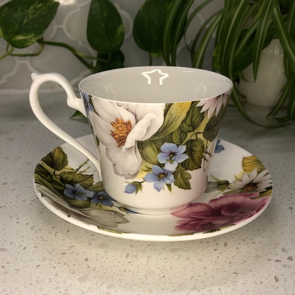 Victoria’s Secret teacup & saucer set - collector’s item, limited edition - Picture 3 of 11